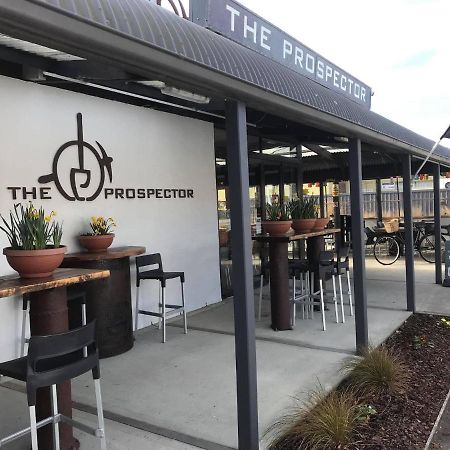 The Prospector Lawrence Motel Exterior photo